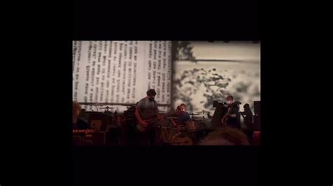 “Godspeed You! Black Emperor” 的 “Mladic” 是一首充滿憂鬱和史詩感的樂曲