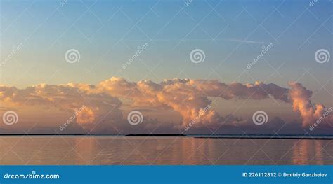  The Delicate Balance 沉靜的雲海與溫暖的光芒交織